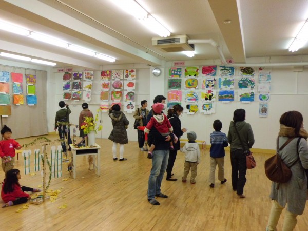 ホールには園児の絵が展示されていました。