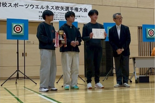 第8回関西学生対校スポーツウエルネス吹矢選手権大会に3チームが出場し、団体戦で優勝!個人戦でも健康スポーツ学科2年生法貴大芽さんが優勝!